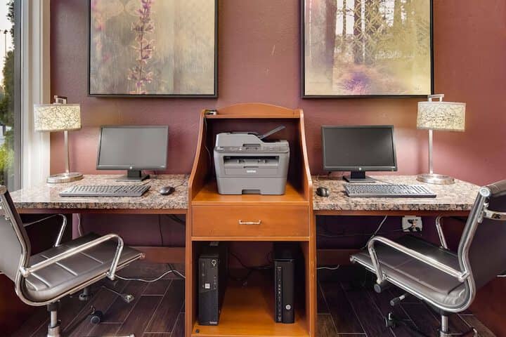 Business Center 34 of 37